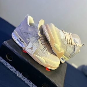 Jordan 4 Retro
Off-White
